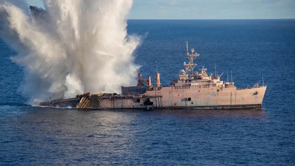 Hundimiento del USS Juneau durante el ejercicio SINKEX