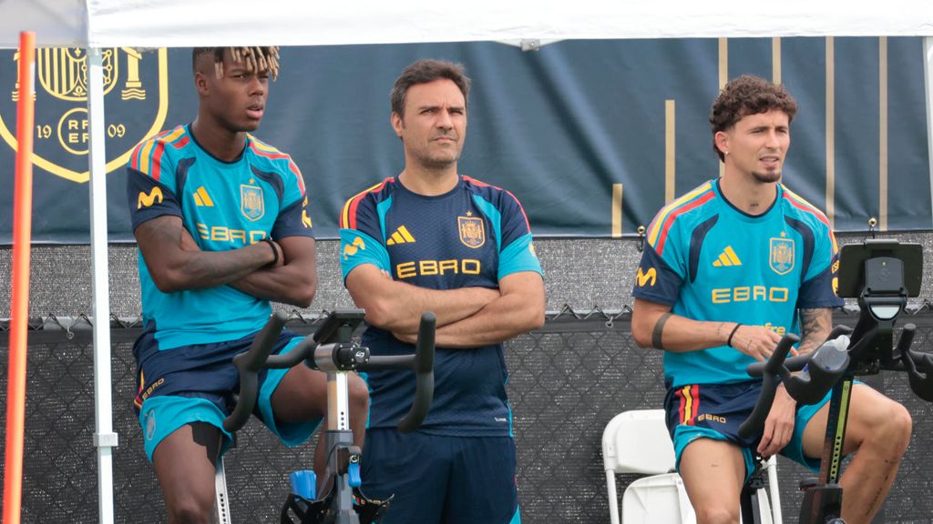 Nico Williams y Yéremy Pino entrenan este lunes con la selección.