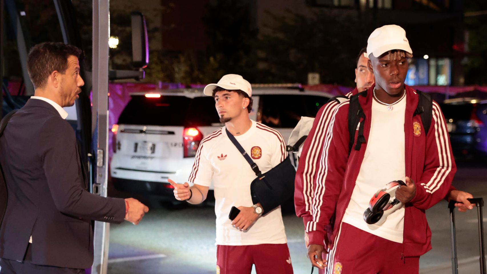 Nico Williams y Yéremy Pino, a su llegada tras el partido contra Uruguay.