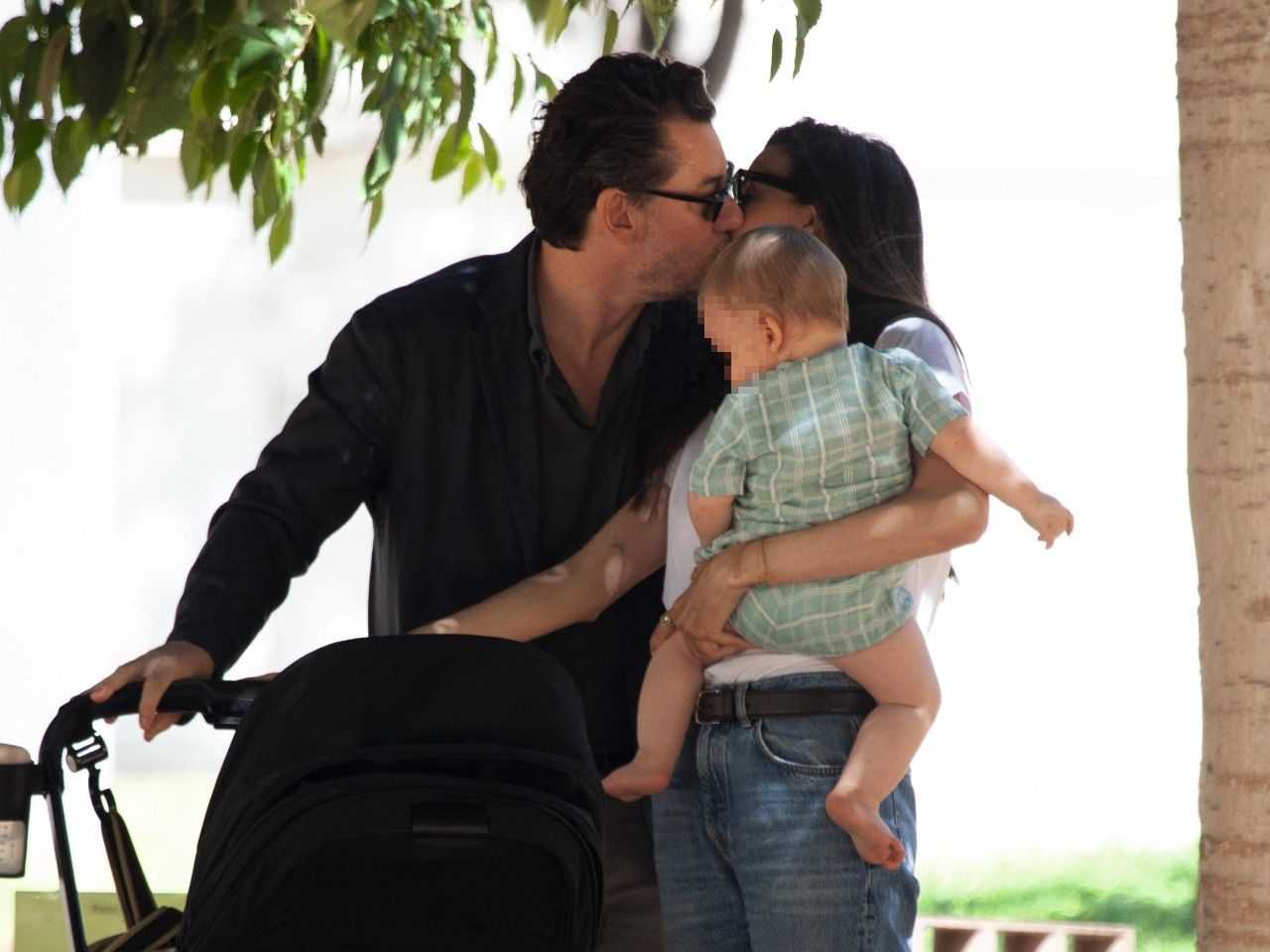 Jonathan dando un paseo con su familia.