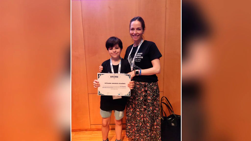Alejandro con su diploma tras el triunfo. 