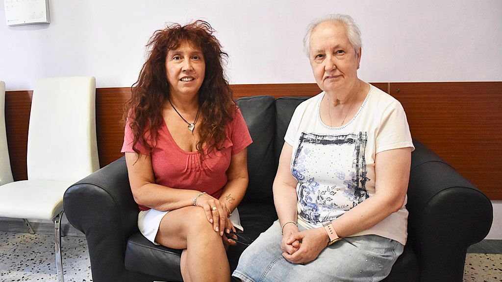 De izquierda a derecha: Belén García y María Josefa Collantes atienden a EL ESPAÑOL de Castilla y León.