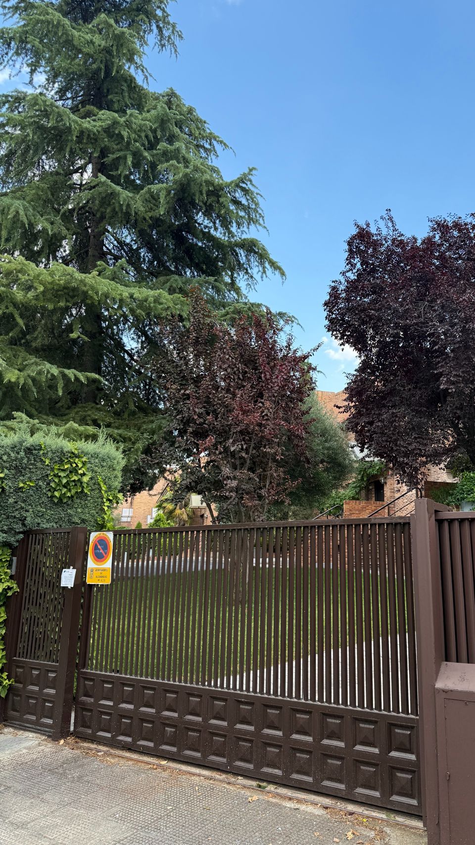 Otra imagen de la entrada a la zona residencial.