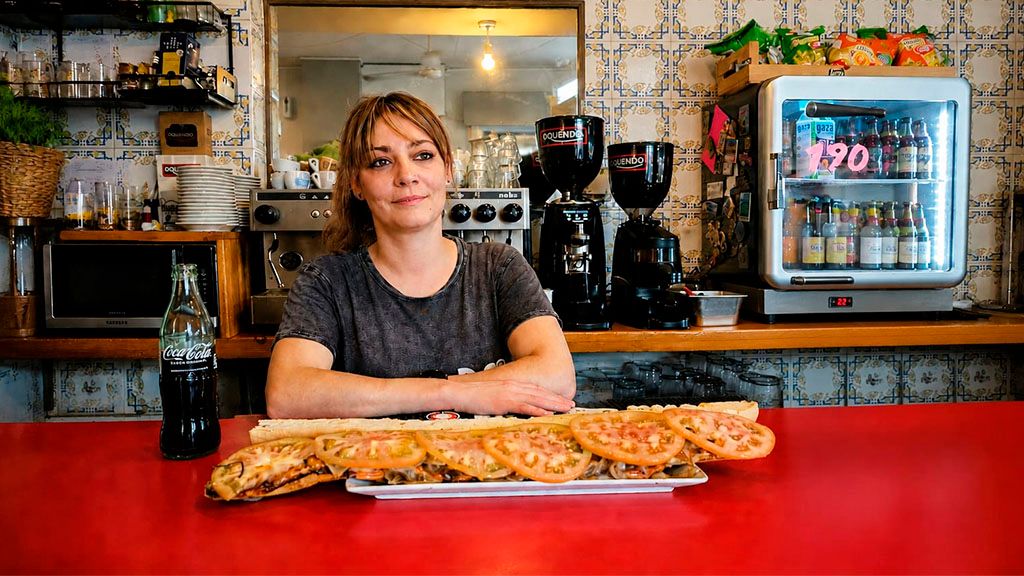 María en el Bar La Revuelta con uno de sus bocadillos de medio metro. 