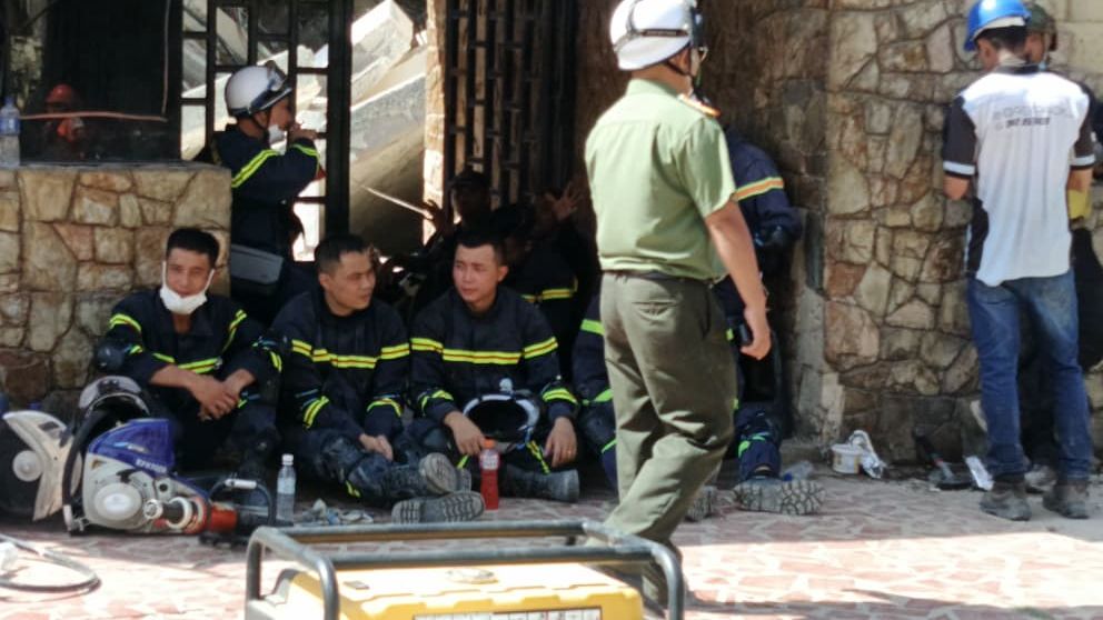 Personal de rescate descansa en un edificio derrumbado en La Guaira.
