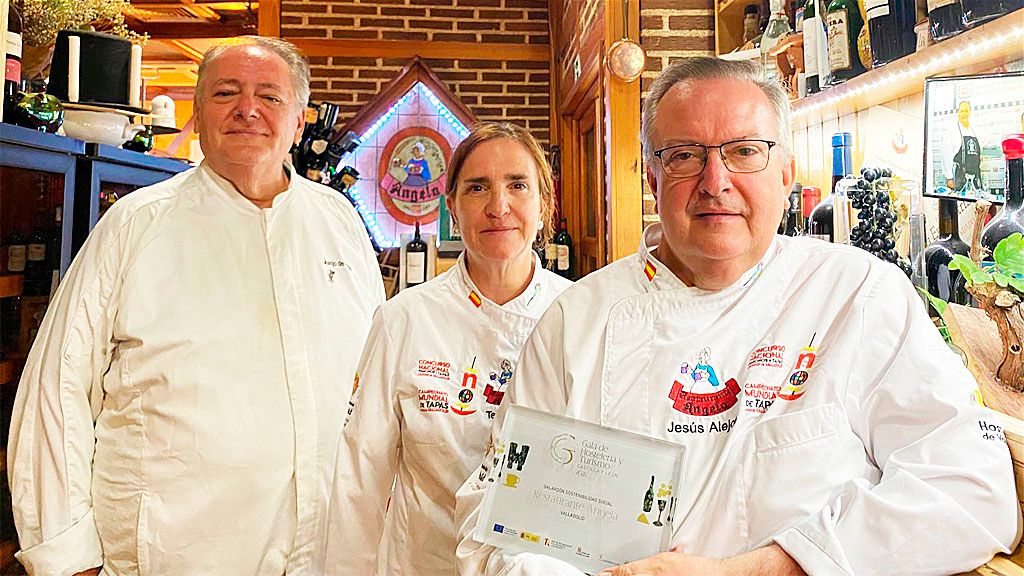 De izquierda a derecha: Juan José, Teresa y Jesús en el Restaurante Ángela. 