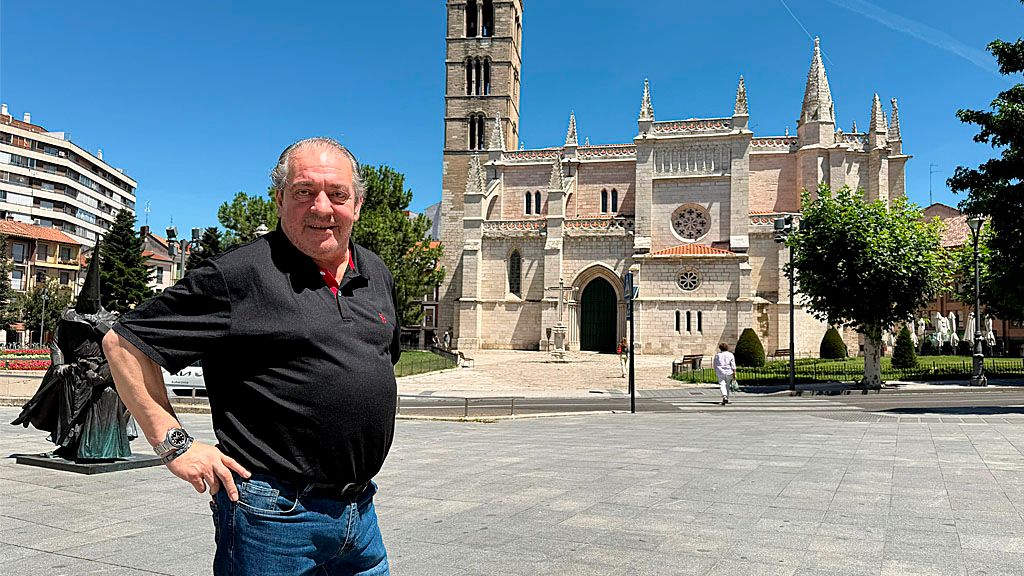 José Alberto Torrecilla con la Iglesia de La Antigua de fondo.