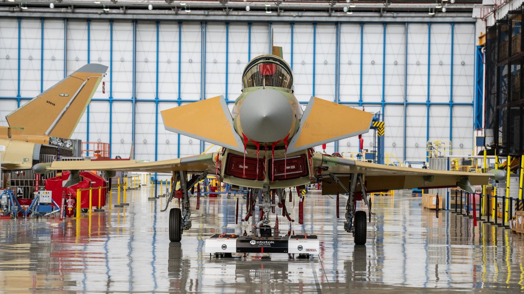 Eurofighter Halcón dentro del hangar