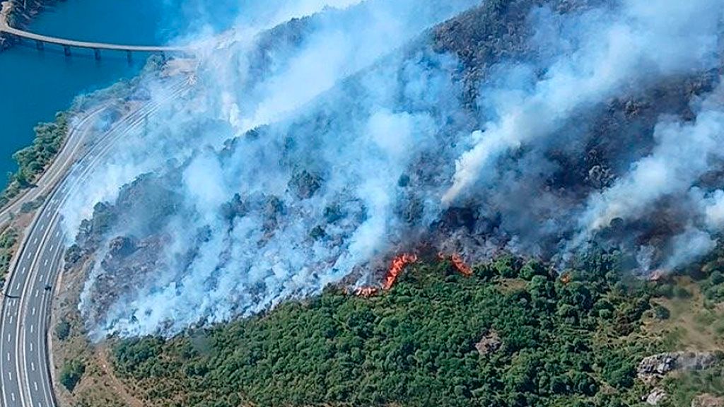 Imagen del incendio en Sena de Luna. 