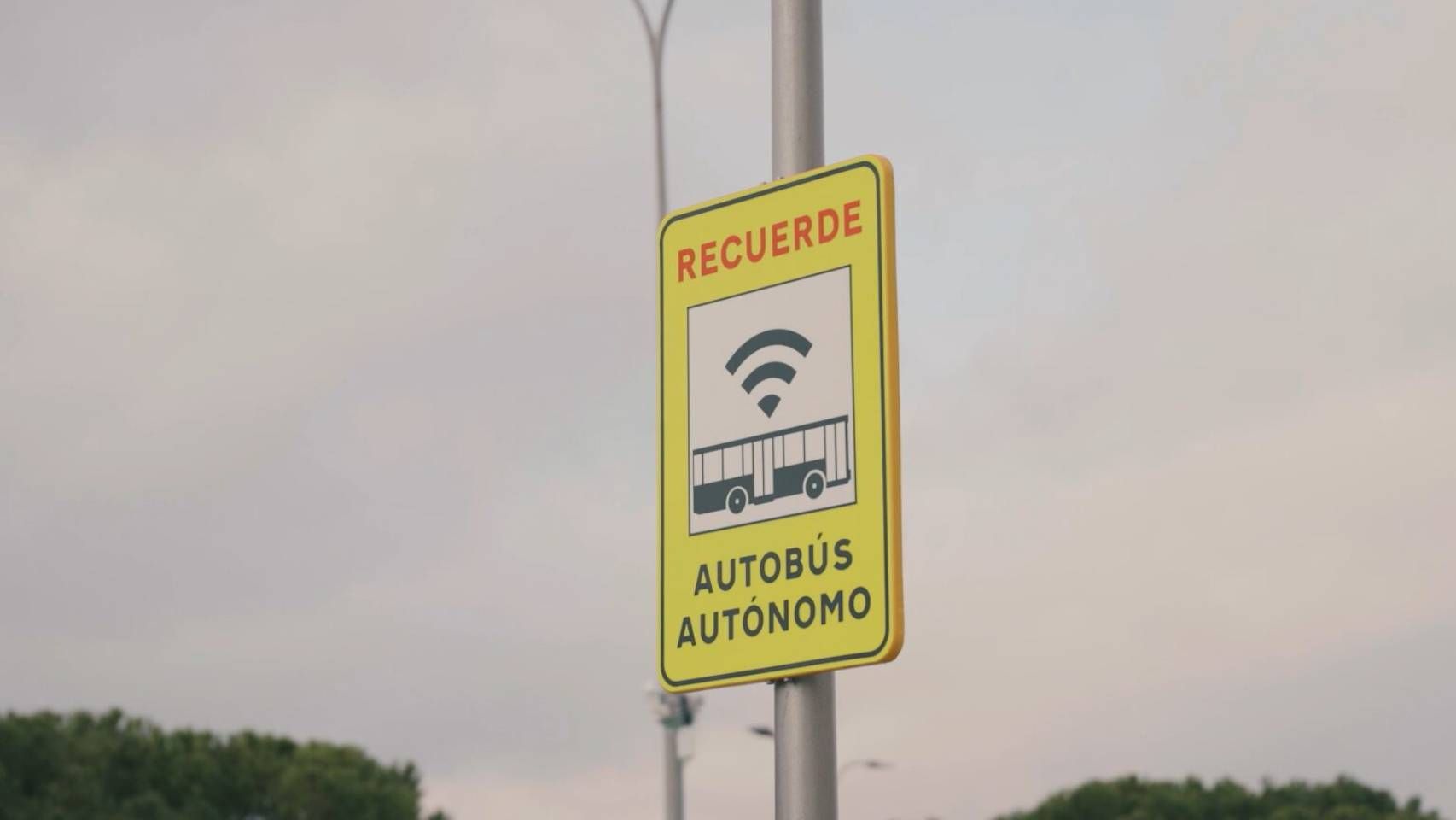 Señal indicativa en Mercamadrid sobre vehículo autónomo.