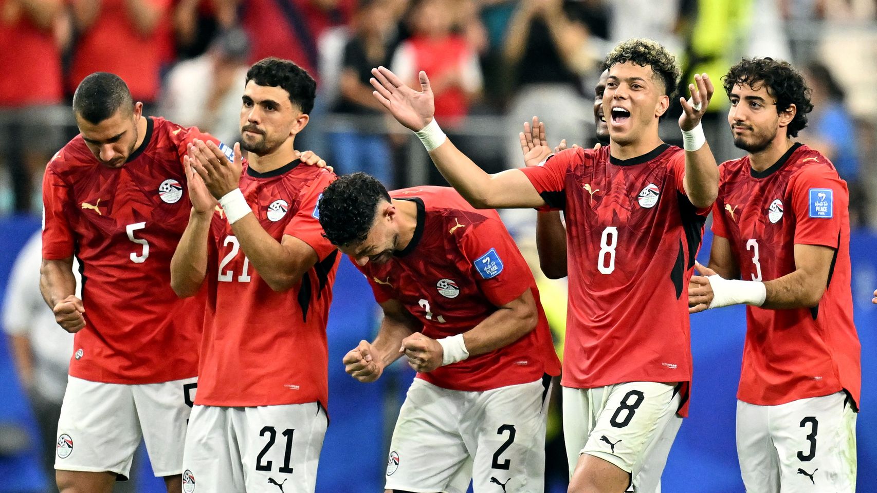 Los jugadores egipcios celebran la tanda de penaltis.