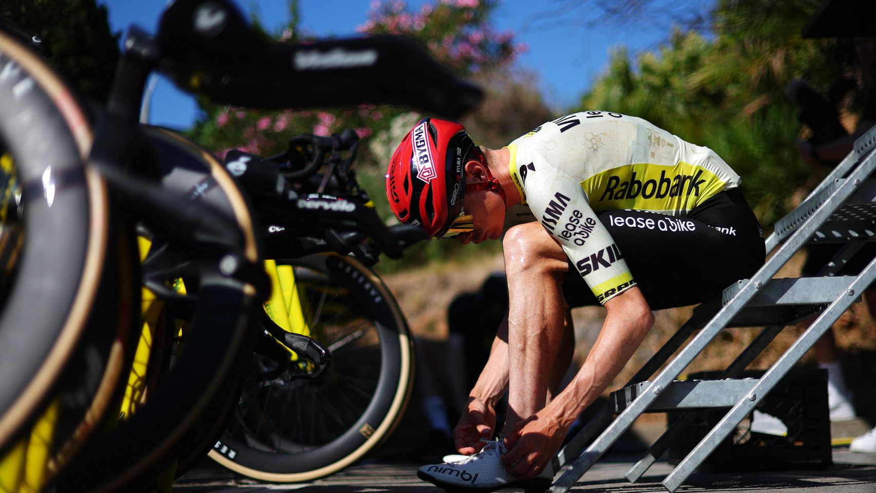 Jonas Vingegaard se prepara para subirse a su bicicleta.