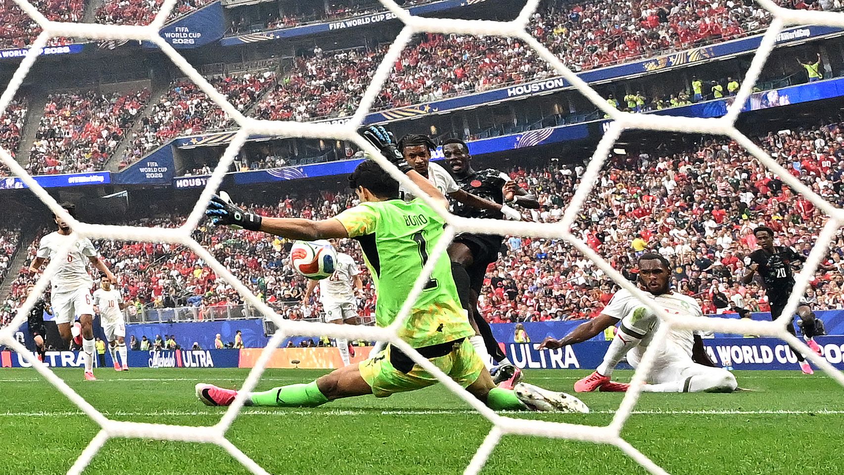 Bono deteniendo el balón durante el partido contra Canadá.