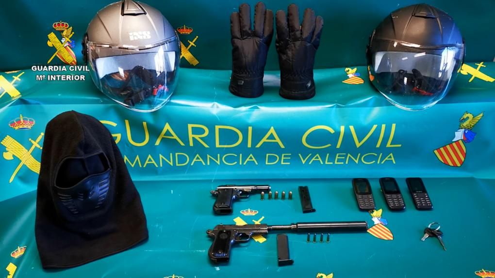 Los elementos incriminatorios incautados por la Guardia Civil tras el intento de asesinato de los sicarios.