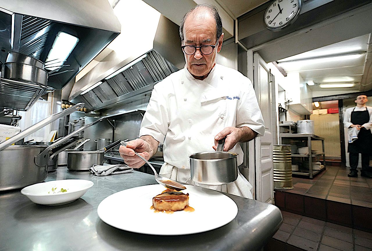 Hilario Arbelaitz emplatando en la cocina de Zuberoa.