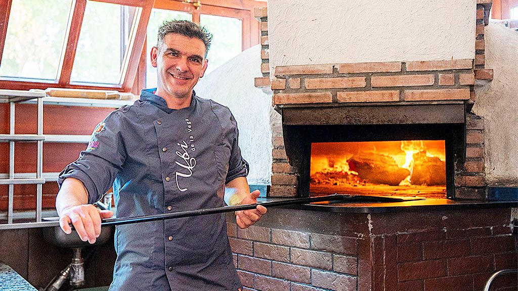 Carlos en su horno en el Restaurante Pizzería Ubi de La Vega. 