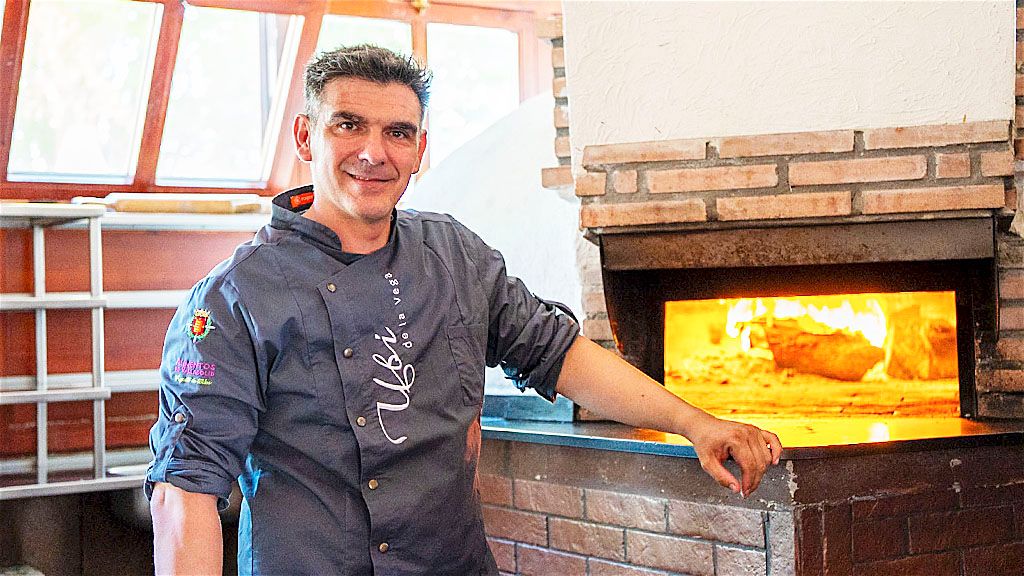 Carlos al lado del horno del Restaurante Pizzería Ubi de La Vega.