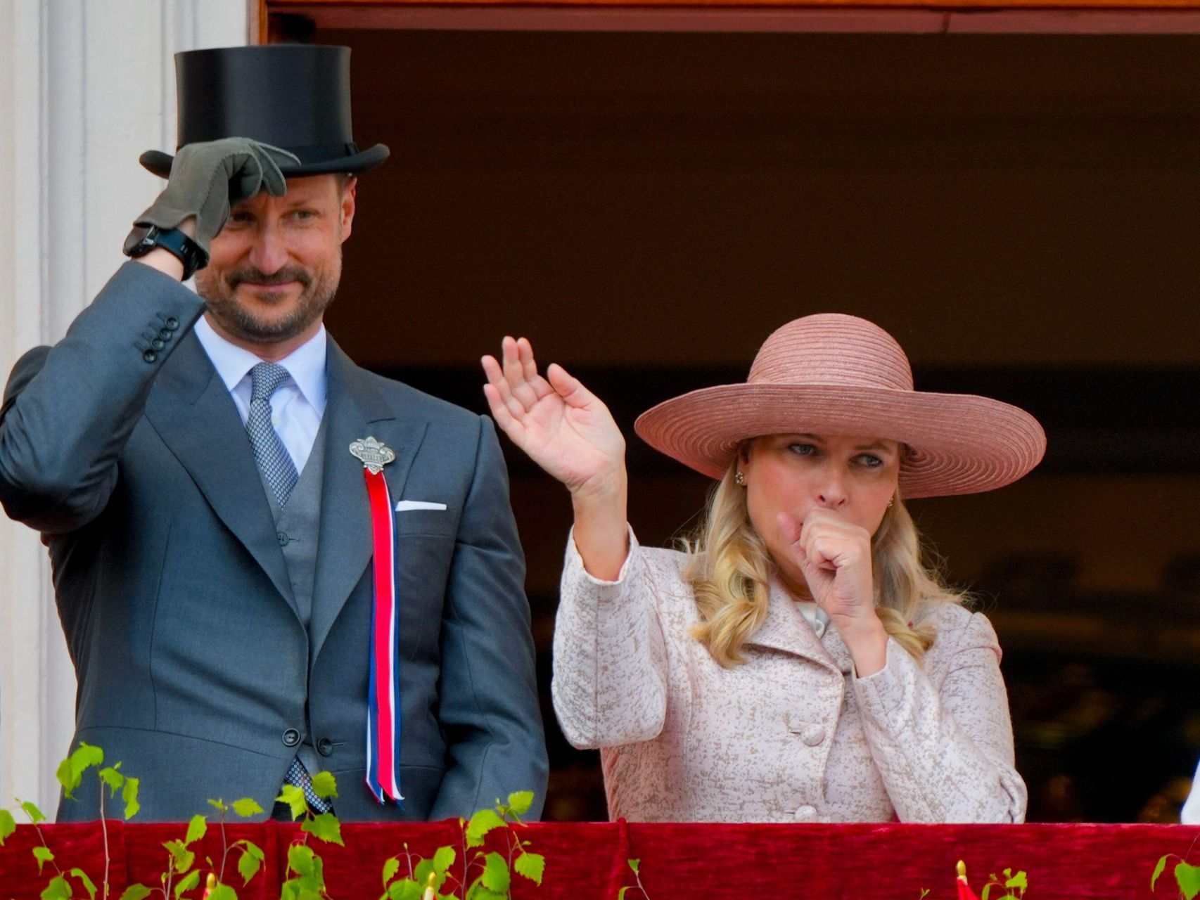 Mette-Marit tosiendo durante un acto oficial el pasado 17 de mayo.