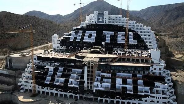 Carboneras acuerda anular la licencia de El Algarrobico y abre la puerta a derribar por fin el hotel tras 20 años