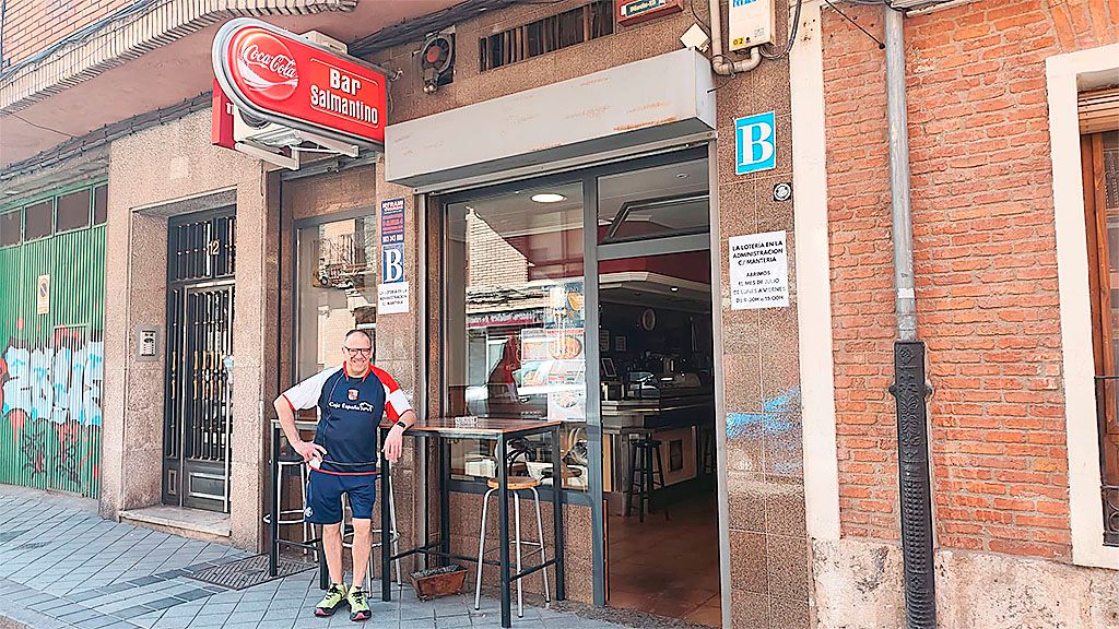 Imagen de Javier a las puertas de su bar.