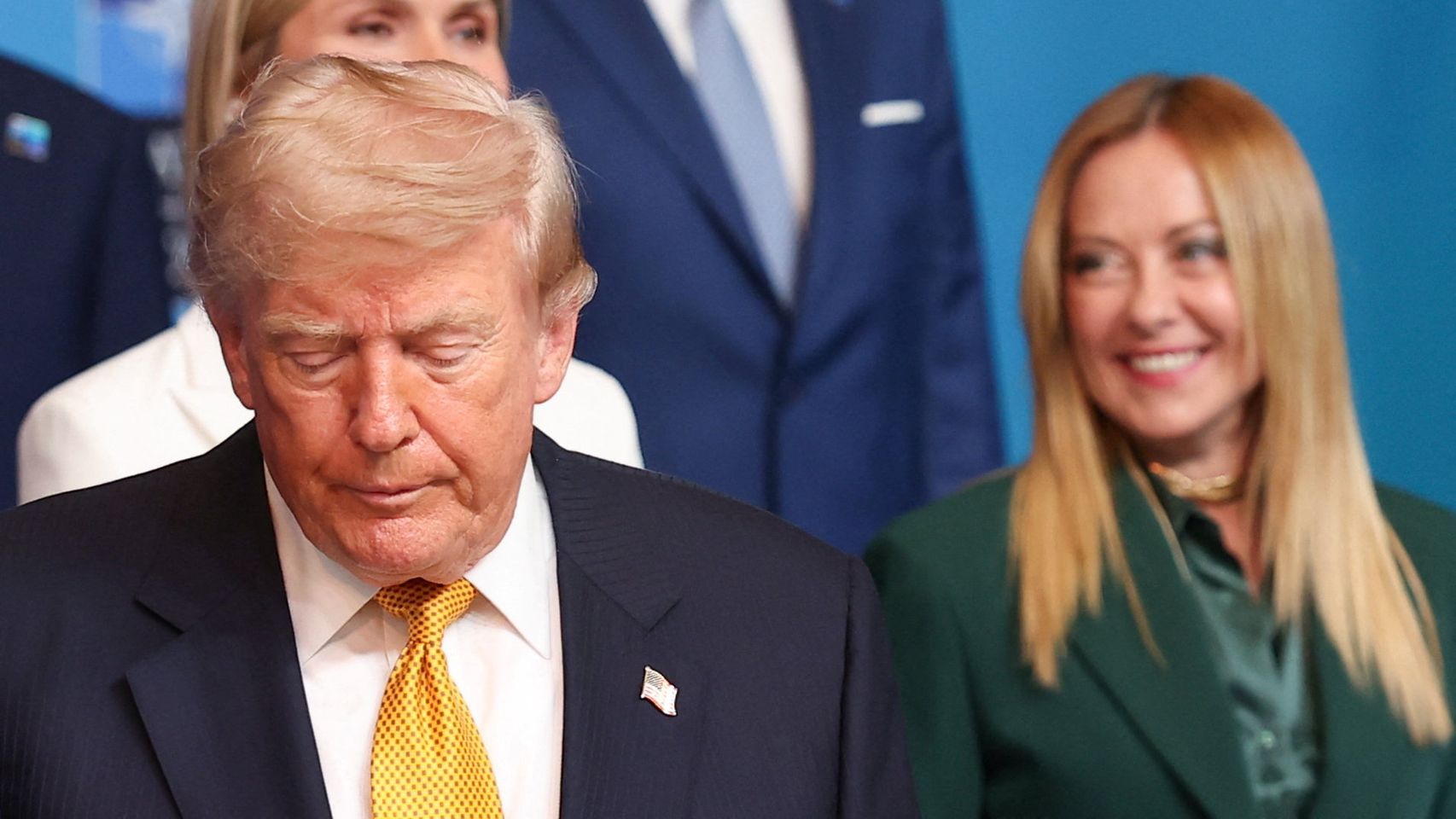 Donald Trump y de fondo Meloni, en la cumbre de la OTAN en Ankara.
