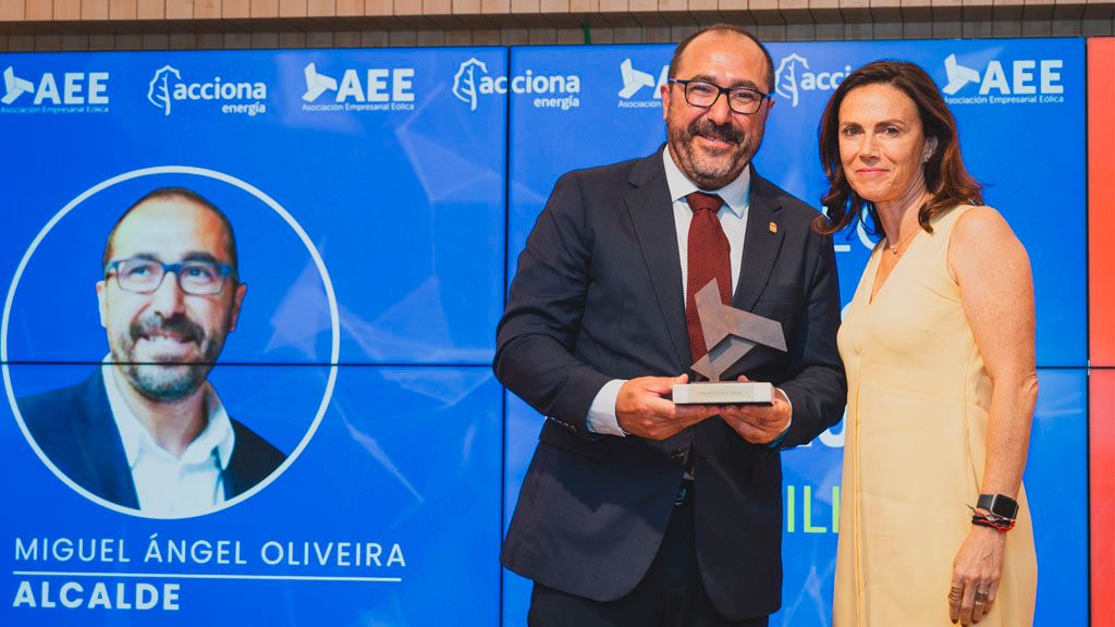 Miguel Ángel Oliveira, alcalde de Tordesillas, recogiendo el Premio Eolo 2026. 