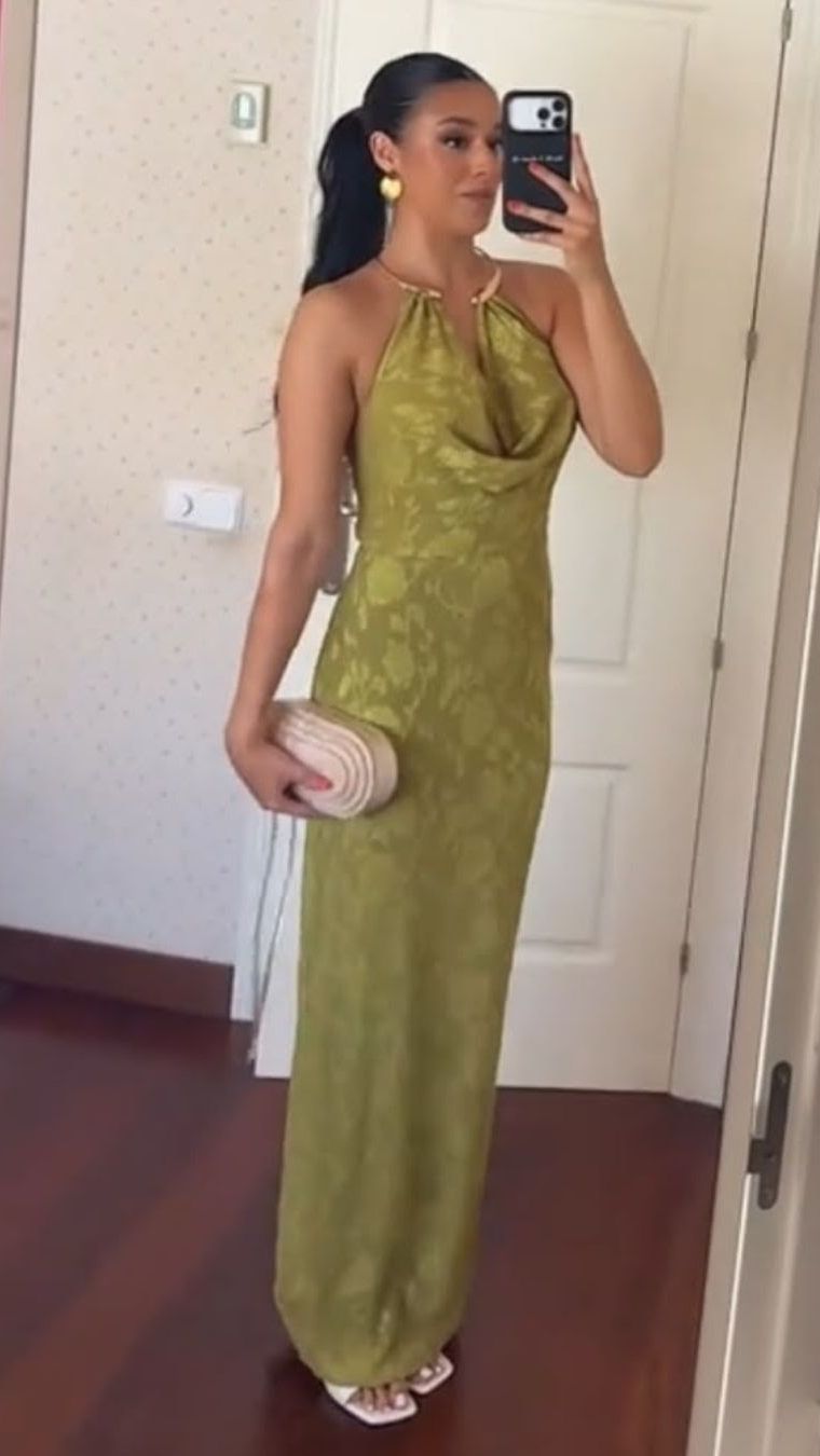 La influencer con vestido de Miphai.