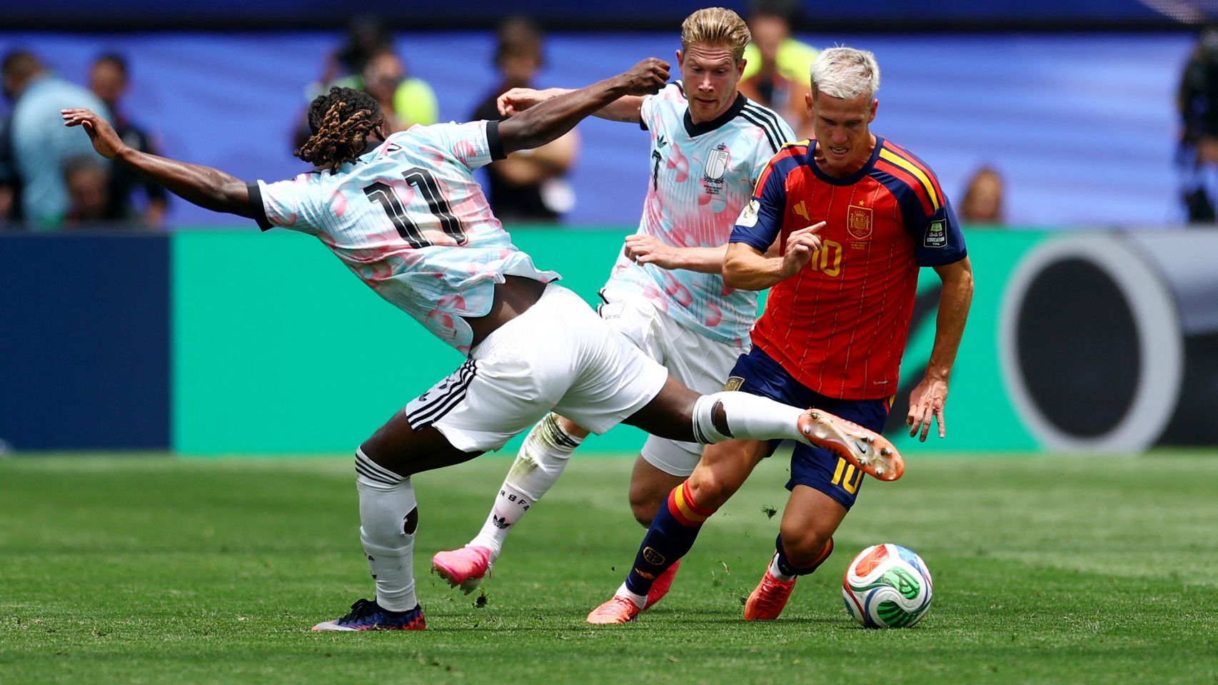Olmo se marcha de Doku y De Bruyne.