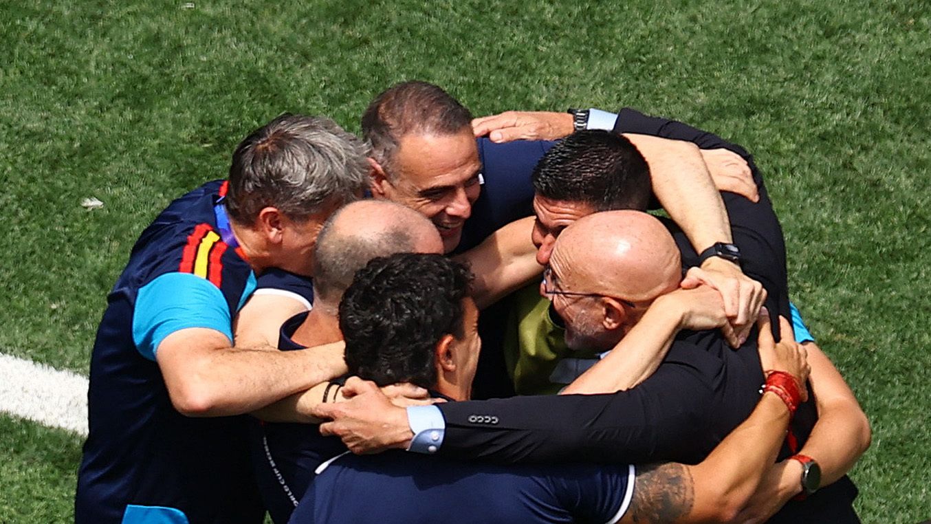 Luis de la Fuente abraza a toda su plantilla.