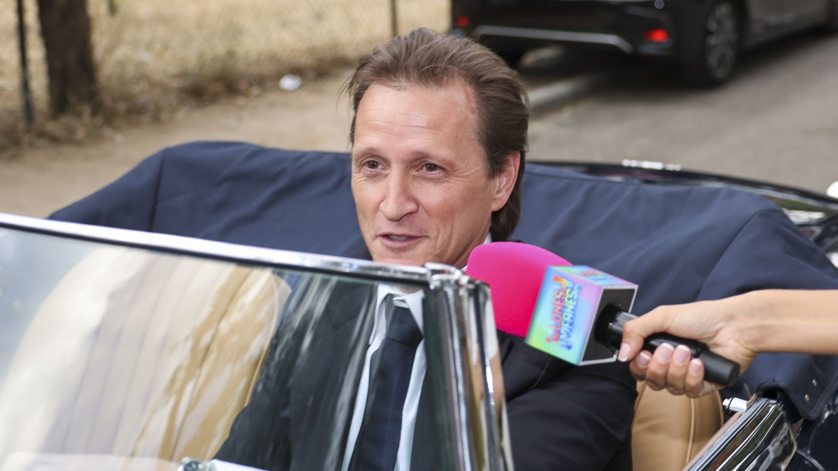Kiko Gámez llegó al acto conduciendo un Jaguar de los años 60.
