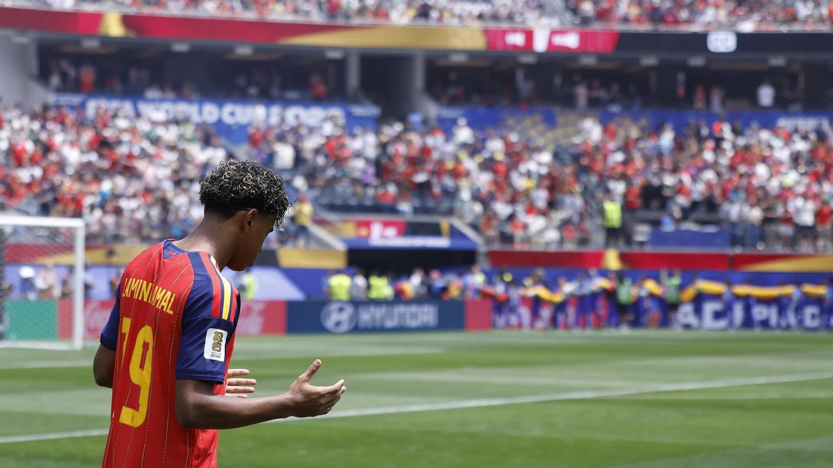 Lamine Yamal, entrando al campo ante el España - Bélgica.