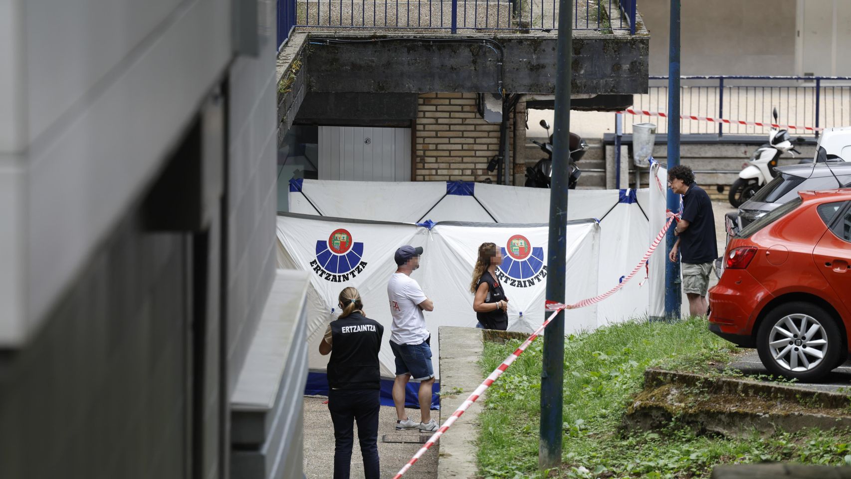 Se han oído gritos, ha sacado una navaja y ha caído al suelo