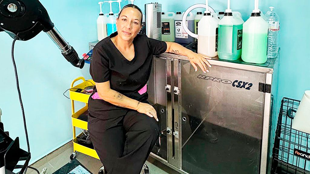 Noelia junto a la cámara de secado en su negocio.