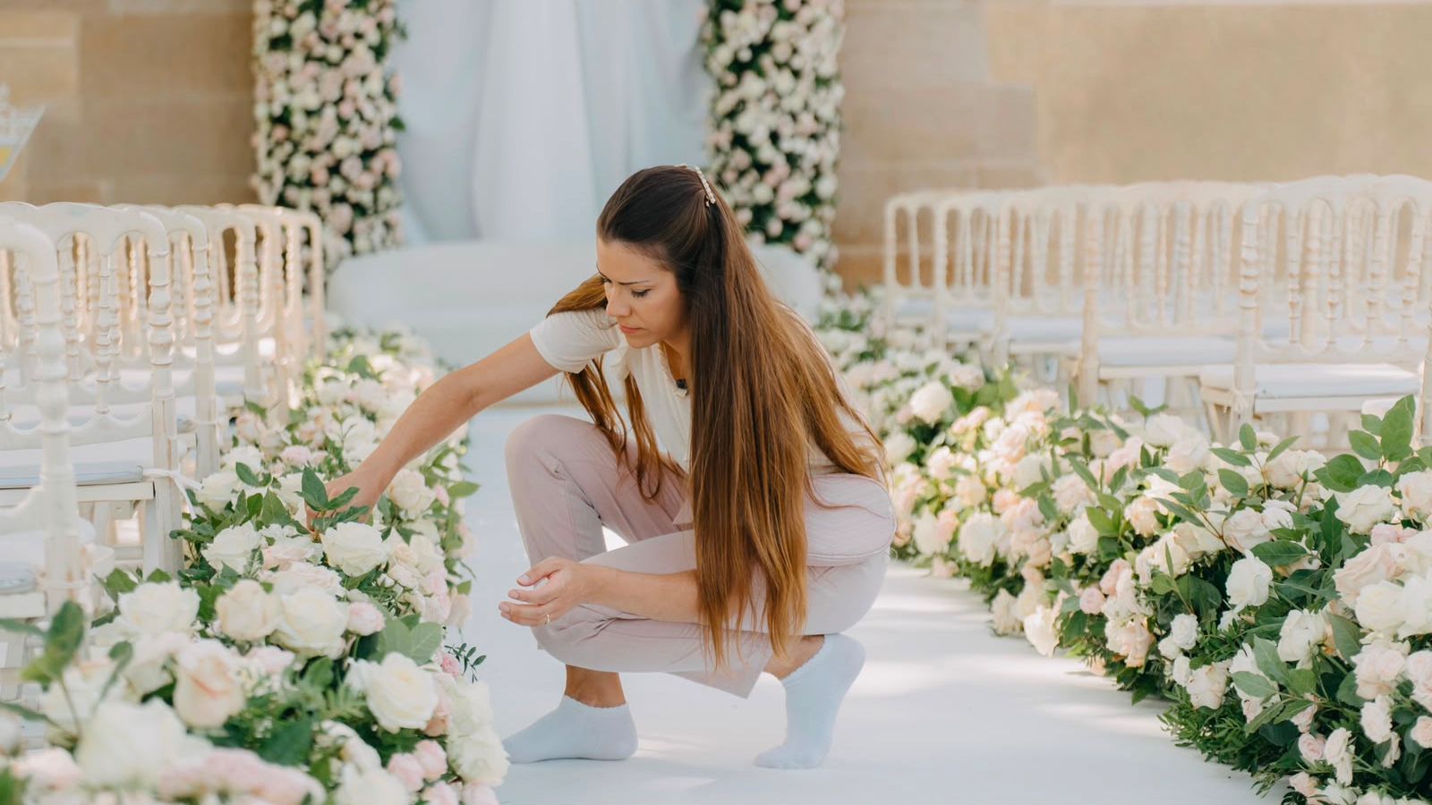 Claudia Martín ajustant les détails d'un mariage.
