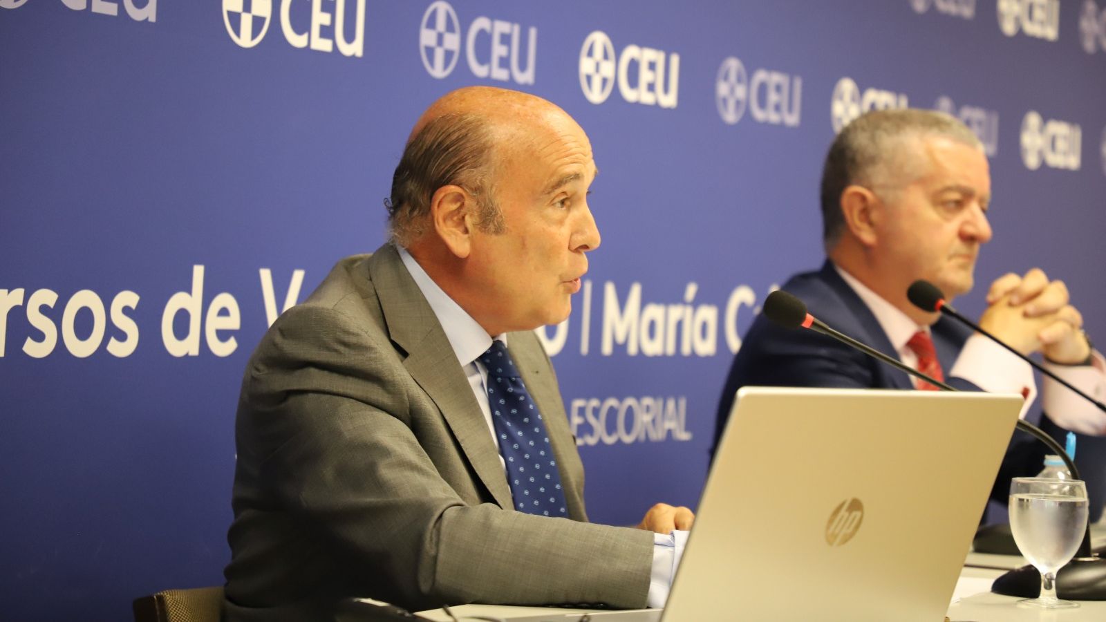 Pérez de los Cobos, durante la charla de los cursos de verano del CEU.