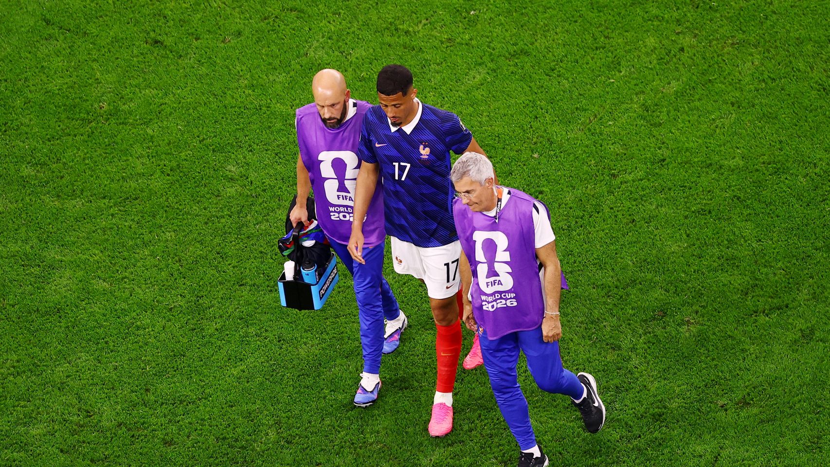 Saliba se marcha lesionado.
