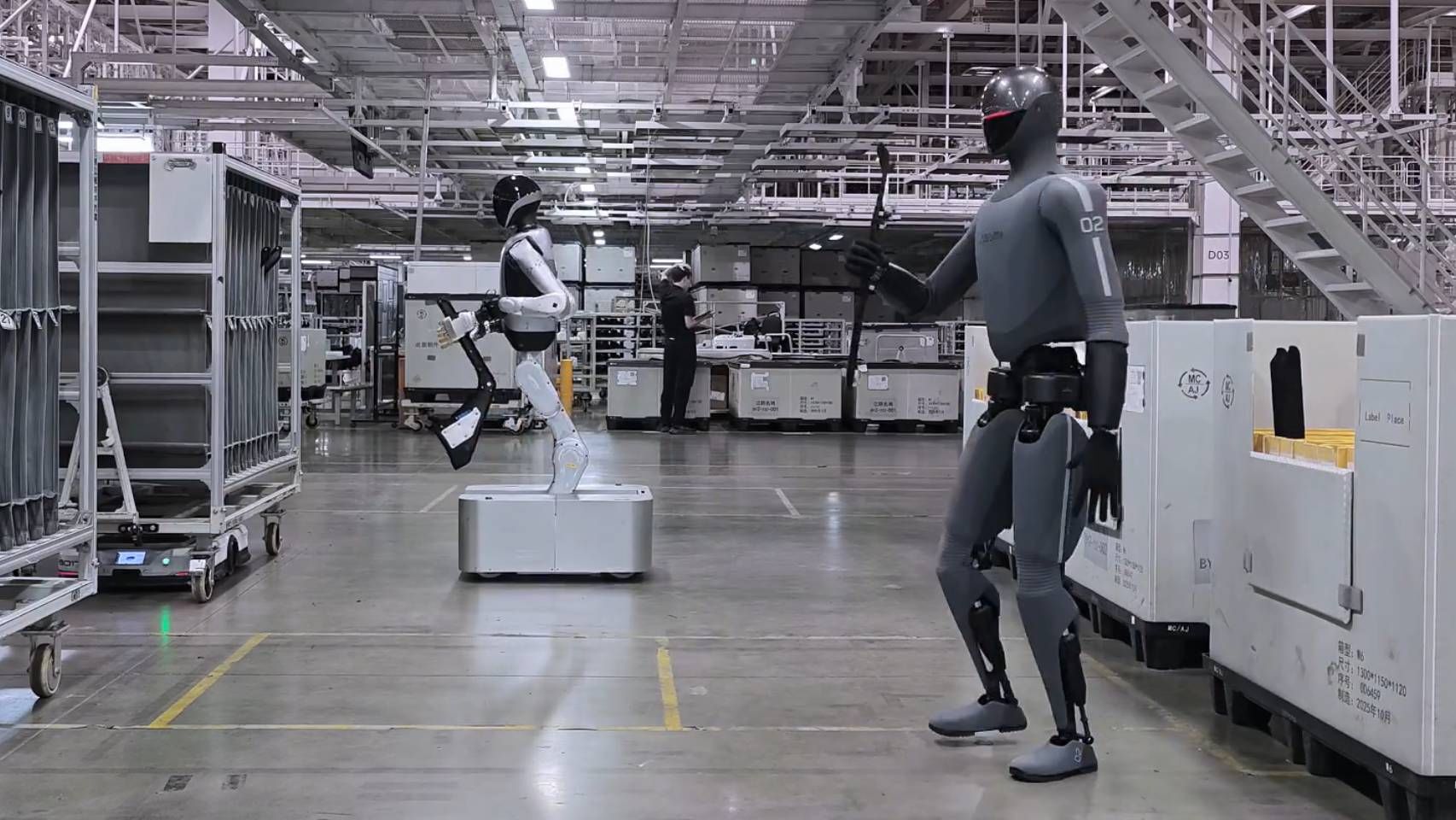 El robot humanoide de Xiaomi trabajando en un taller.