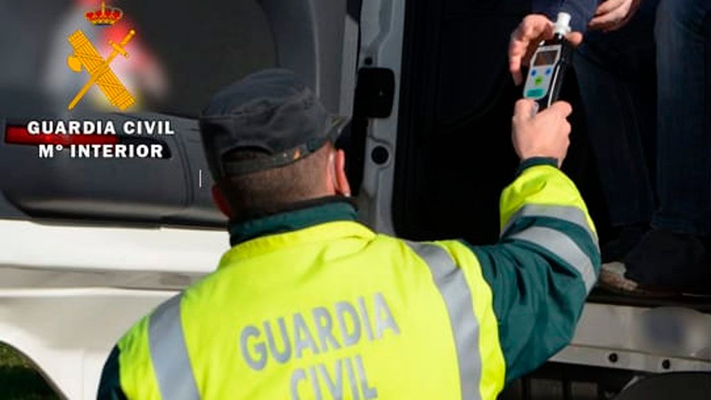 Control de alcoholemia por parte de la Guardia Civil. 