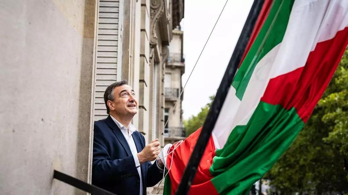 El presidente del PNV, Aitor Esteban, izando la bandera del partido en el palacete de París concedido por el Gobierno, el pasado septiembre.