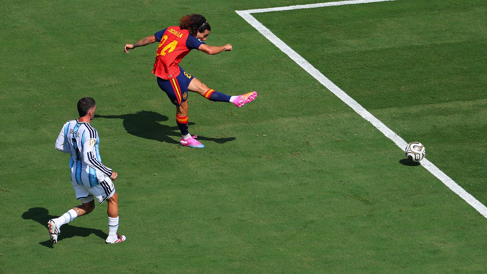 Cucurella dispara en la última acción de la primera parte.
