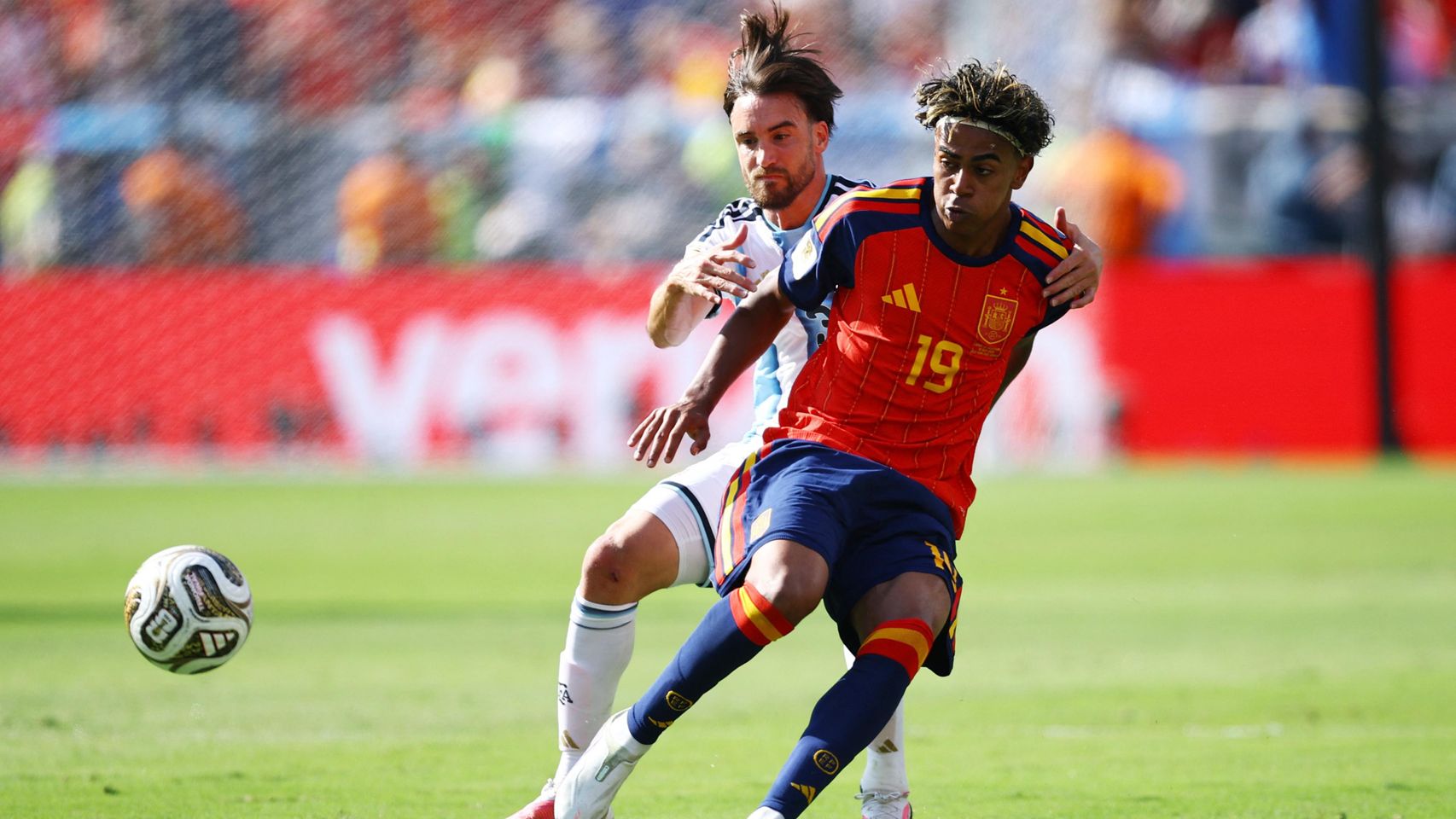 Lamine, encimado por Tagliafico.