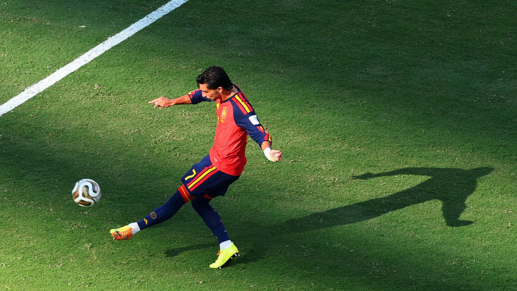 Ferran Torres ejecuta el disparo del gol.