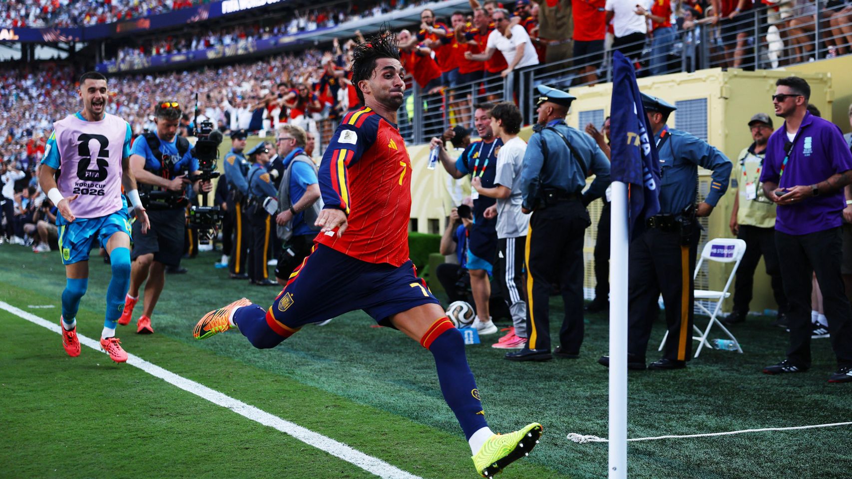 Ferran Torres celebra con rabia el gol que hace a España campeona del mundo por segunda vez.