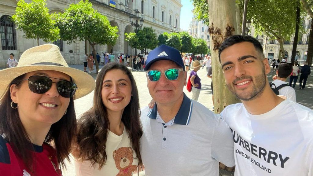 Mikel Merino junto a su padre. 