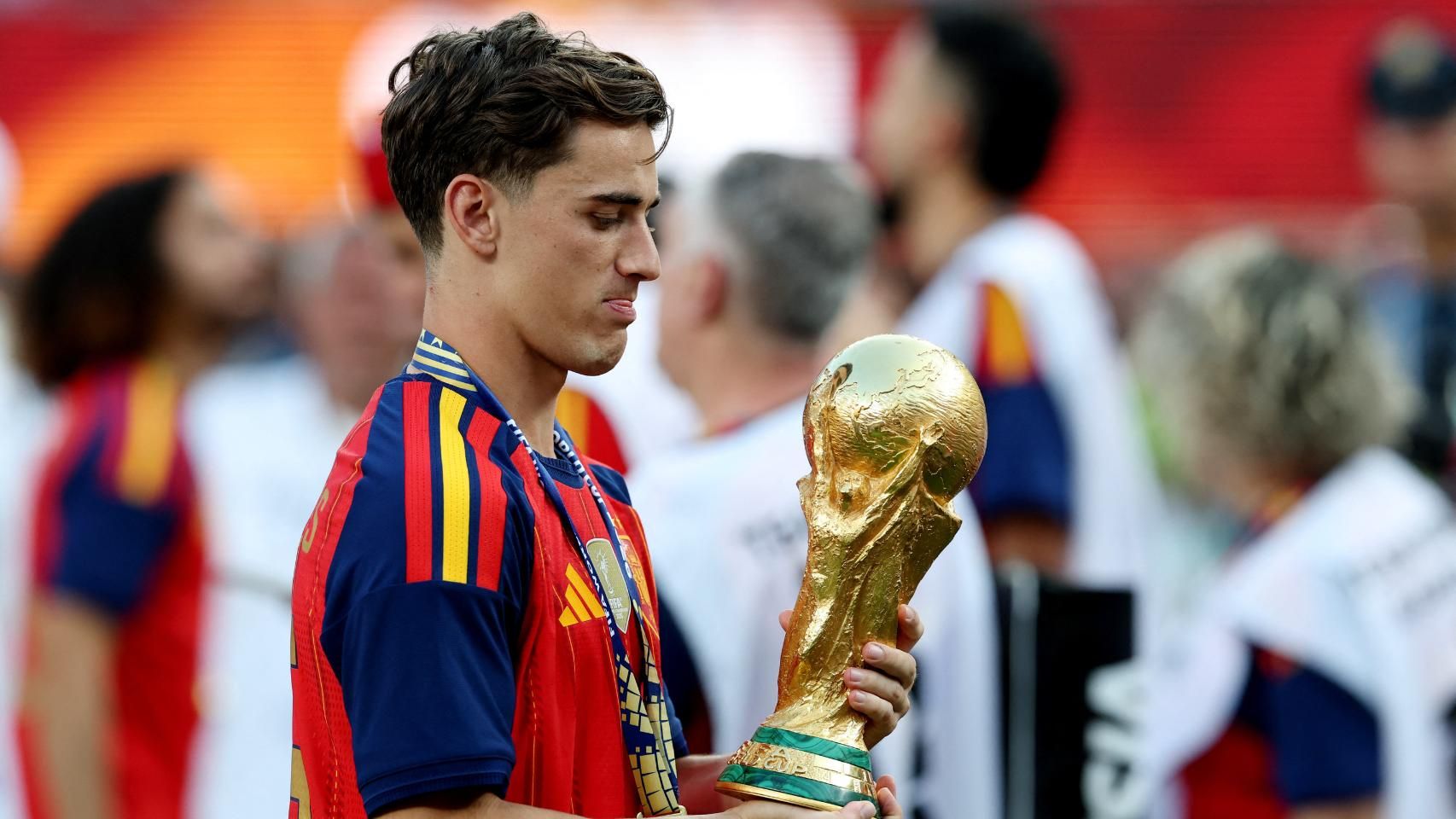 Gavi con la Copa del Mundo