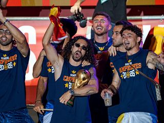 Jugadores de la selección española celebrando en la Plaza de Cibeles de Madrid.
