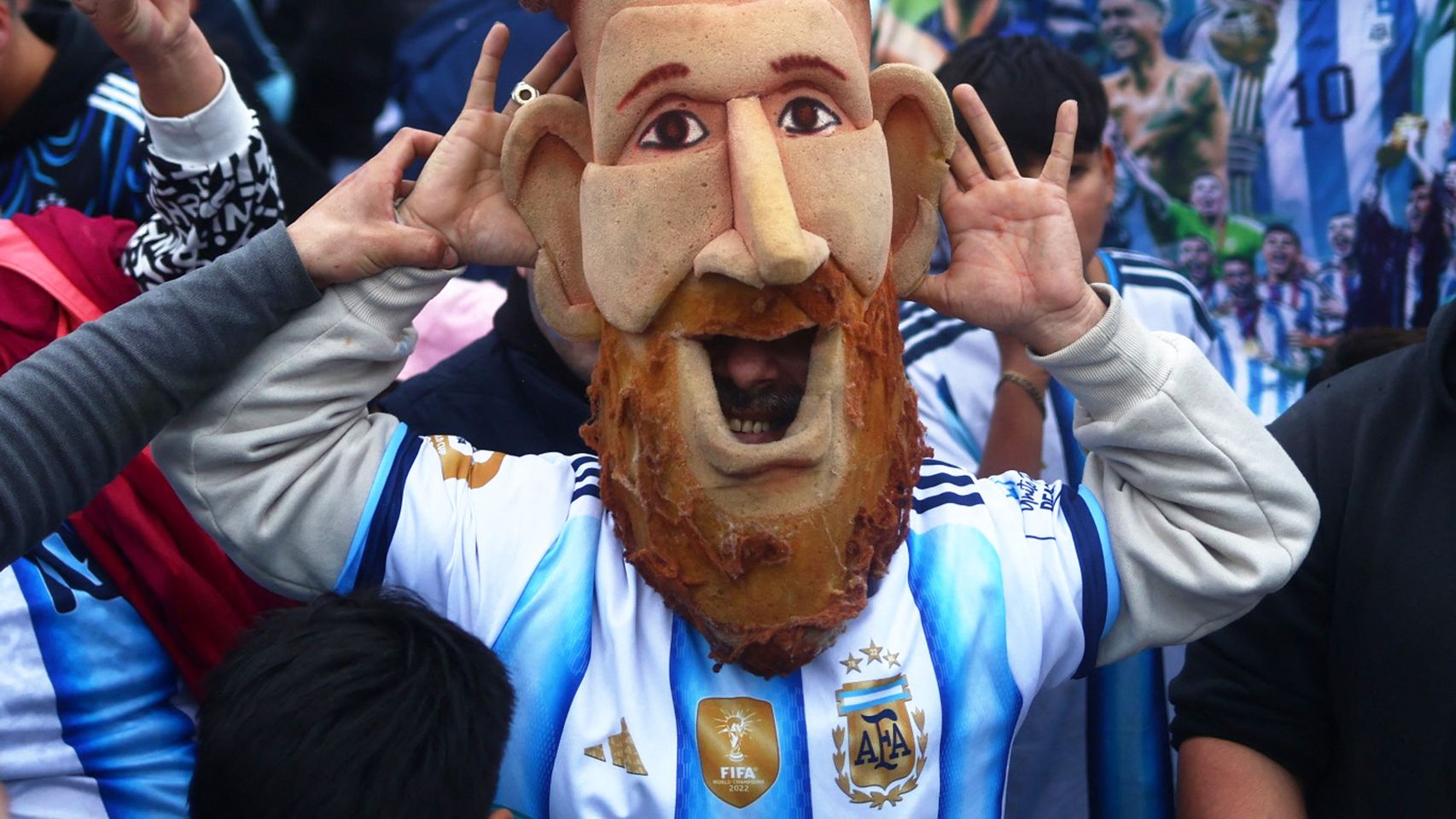 Un seguidor argentino, con la máscara de Leo Messi.