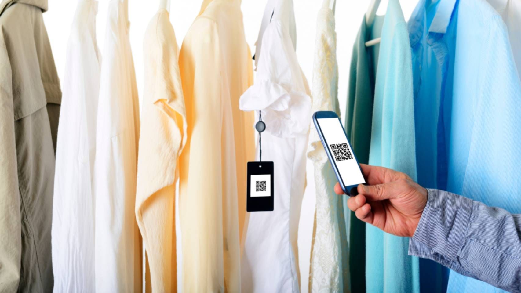 Una persona escaneando un código QR de una camiseta.
