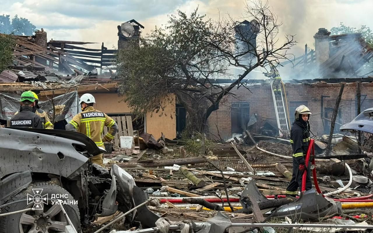 Equipos de emergencia en la región de Kiev.