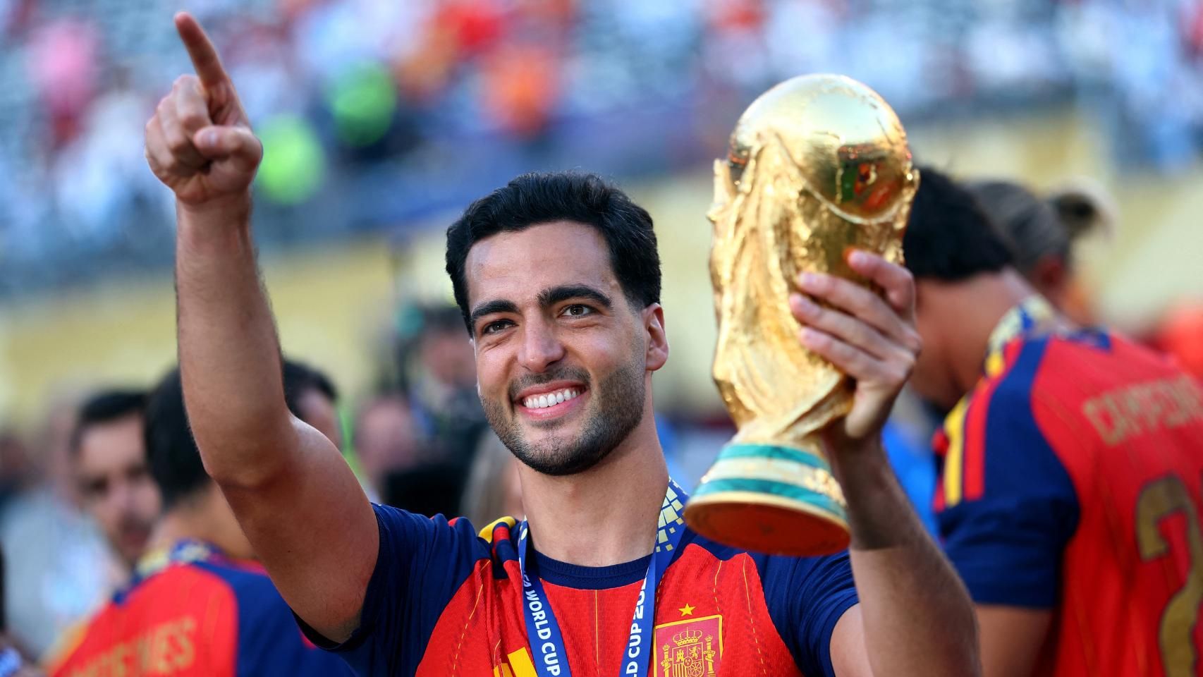 Mikel Merino con la Copa del Mundo